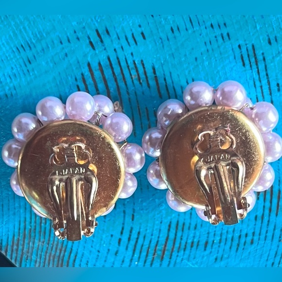 Vintage Japan signed Pink Pearl gold Tone Glam Clip on Earrings 1” - Picture 3 of 4